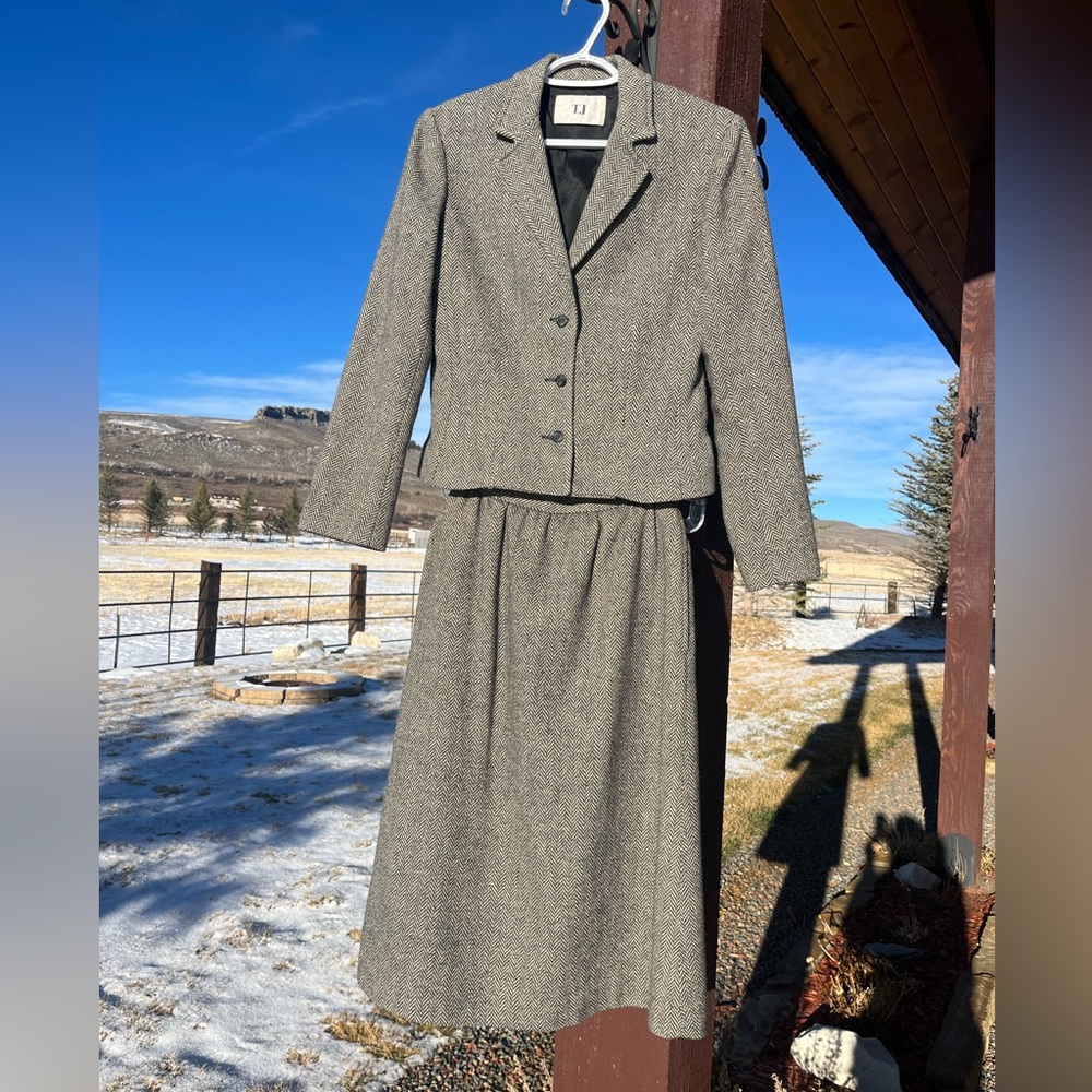 Vintage TJ Women’s Herringbone Wool Blend 2pc Lined Skirt Suit Size 7/8 Gray